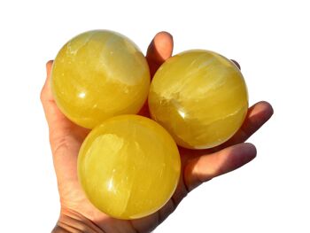 Sphère minérale de calcite citronnée (65 mm - 80 mm) 2