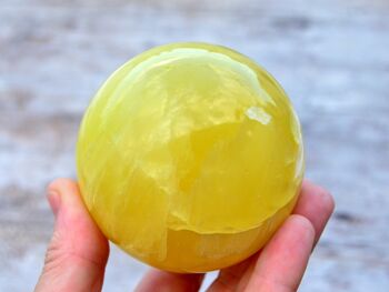 Sphère minérale de calcite citronnée (65 mm - 80 mm) 6