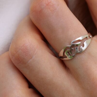 Anillo apilable Mélini en plata maciza, una original joya de encaje con motivos orgánicos y abstractos