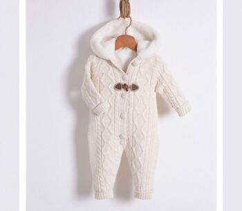 Un paquet de quatre tailles de salopette à capuche en tricot pour bébé avec détails en cuir 2