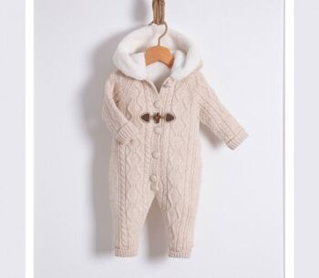 Un paquet de quatre tailles de salopette à capuche en tricot pour bébé avec détails en cuir 3
