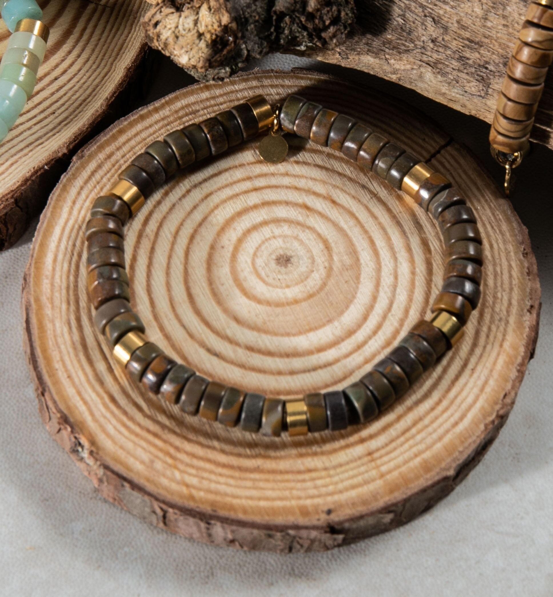 Bracciale con perline heishi in diaspro legno serpeggiante