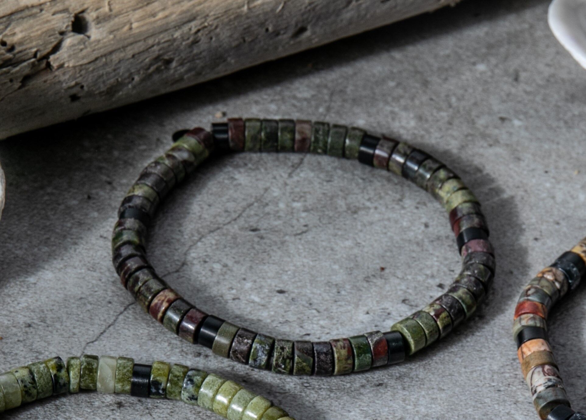 Bracciale con perline heishi di diaspro sangue di drago