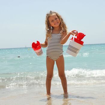 BLUE SKY - Seau Avec Accessoires Marine Nationale - Jeu de Plage - 045558 - Blanc et Rouge - 6 Pièces - Plastique - Jouet Enfant - Jeu de Plein Air - Sable - 17 cm - À Partir de 10 Mois 4