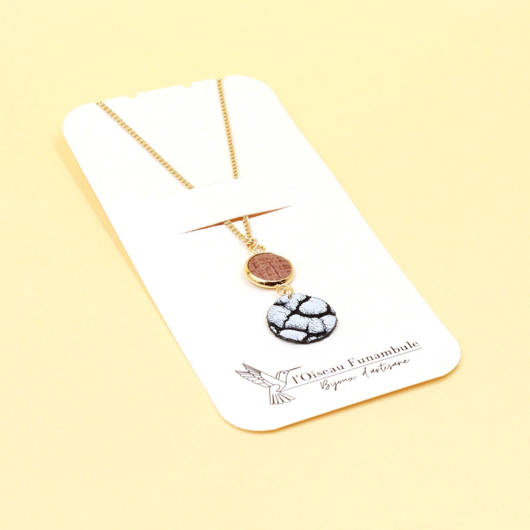 Eleganti collane in pelle riciclata e legno