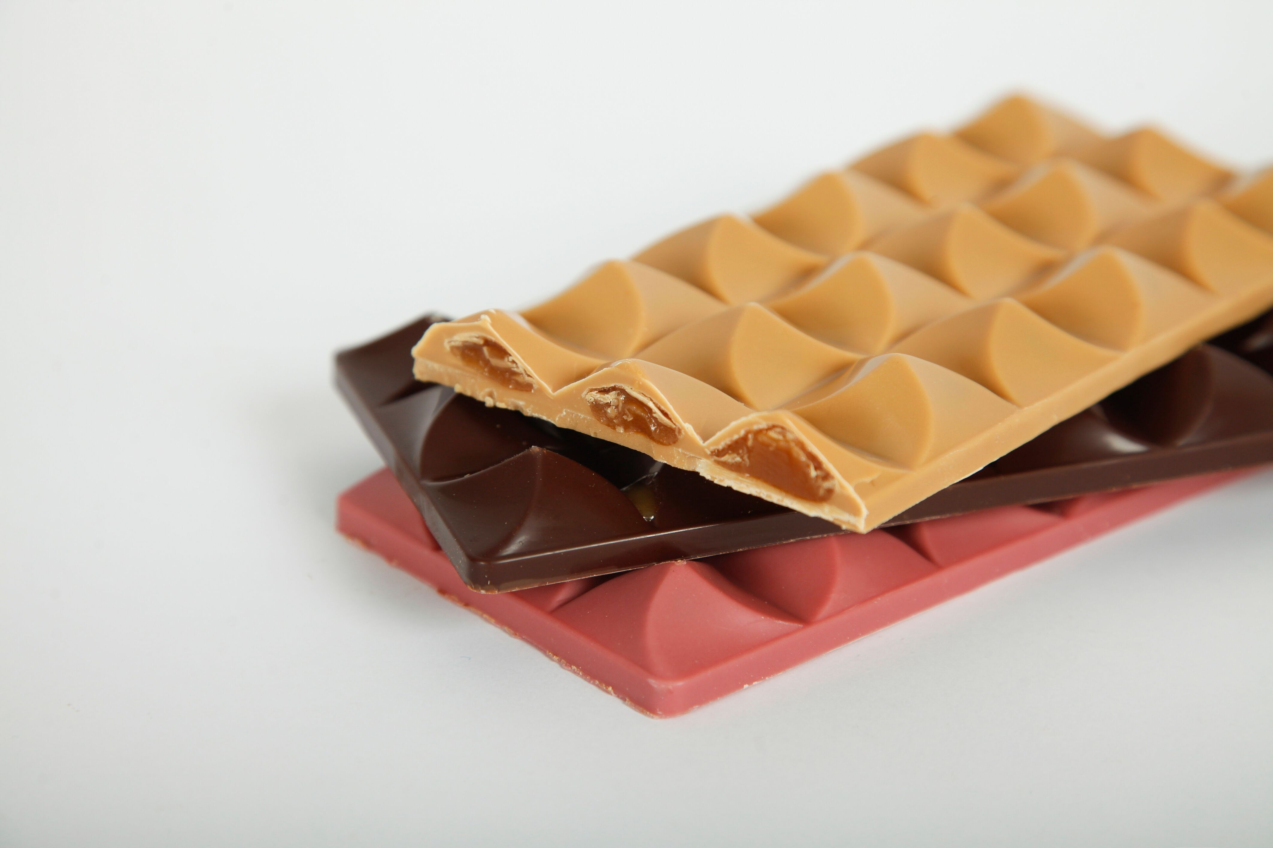 Tavoletta di cioccolato artigianale Ruby ripiena di caramello al lampone - 100 g - La Fabrique de Julien