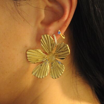 Ohrringe aus Stahl mit großem Blütenblatt-Cabochon