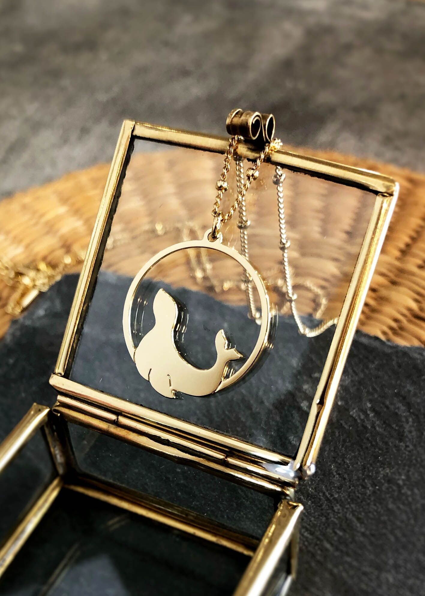 Collana con leone marino in oro o argento con sigillo di animali marini