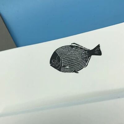 Compendio di carta da lettere di pesce con stampa linoleum