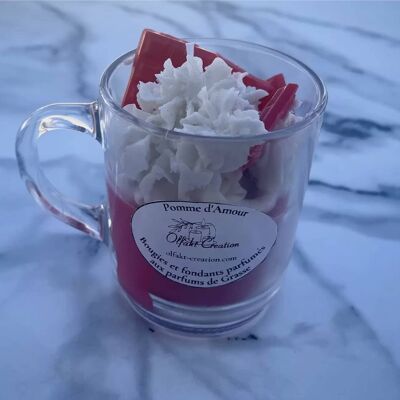 Gourmet candle scented with candy apple