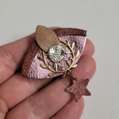 The sorcerer brooch in shades of pink