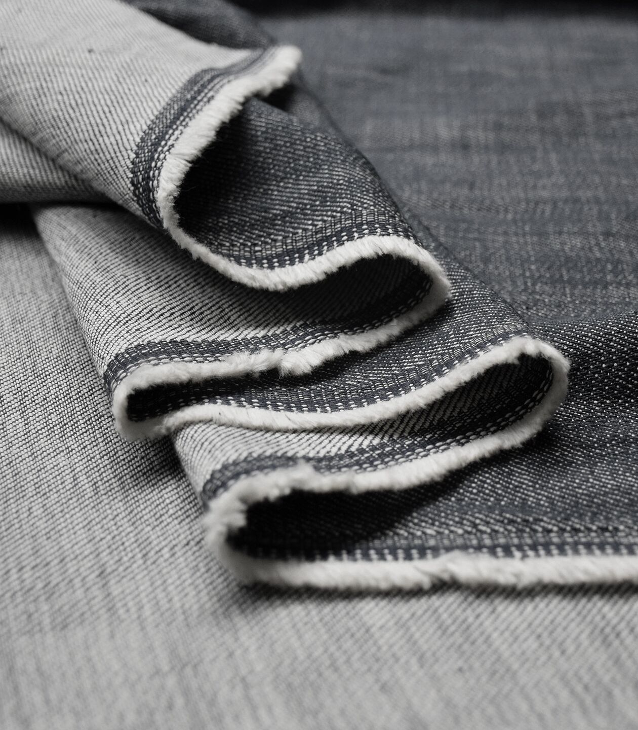 Tessuto denim classico nero