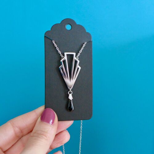 Collier fin pendentif éventail graphique Art Déco acier inoxydable argenté et émail noir