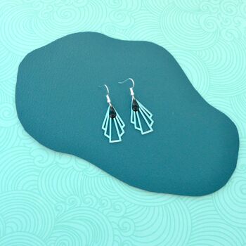Boucles d'oreilles argentées Art Déco éventail graphique acier inoxydable et sequin émail noir 7