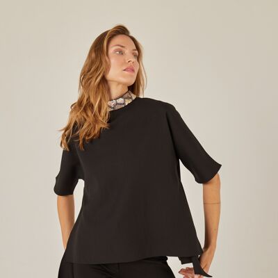Blouse col montant avec broderie