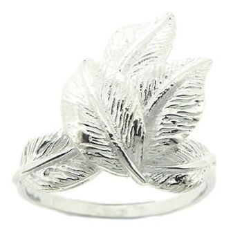 Bague feuilles verdoyantes en argent sterling dans une taille P et une boîte 1