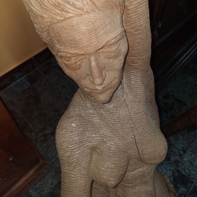 Escultura Mujer a rodillada y posando