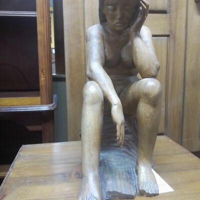 Escultura Mujer sentada y pensando