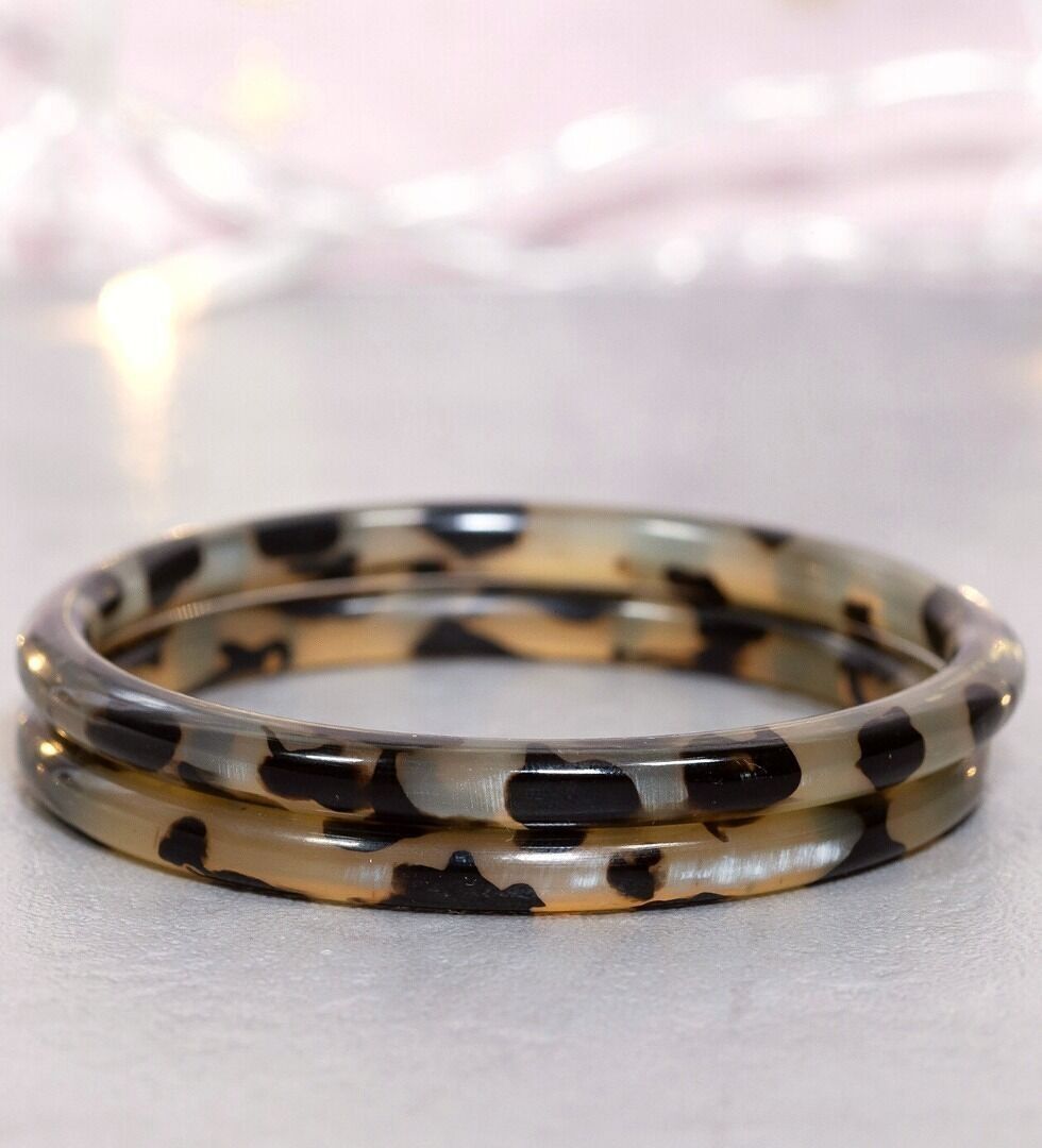 1 LEO black horn bangle 4 mm