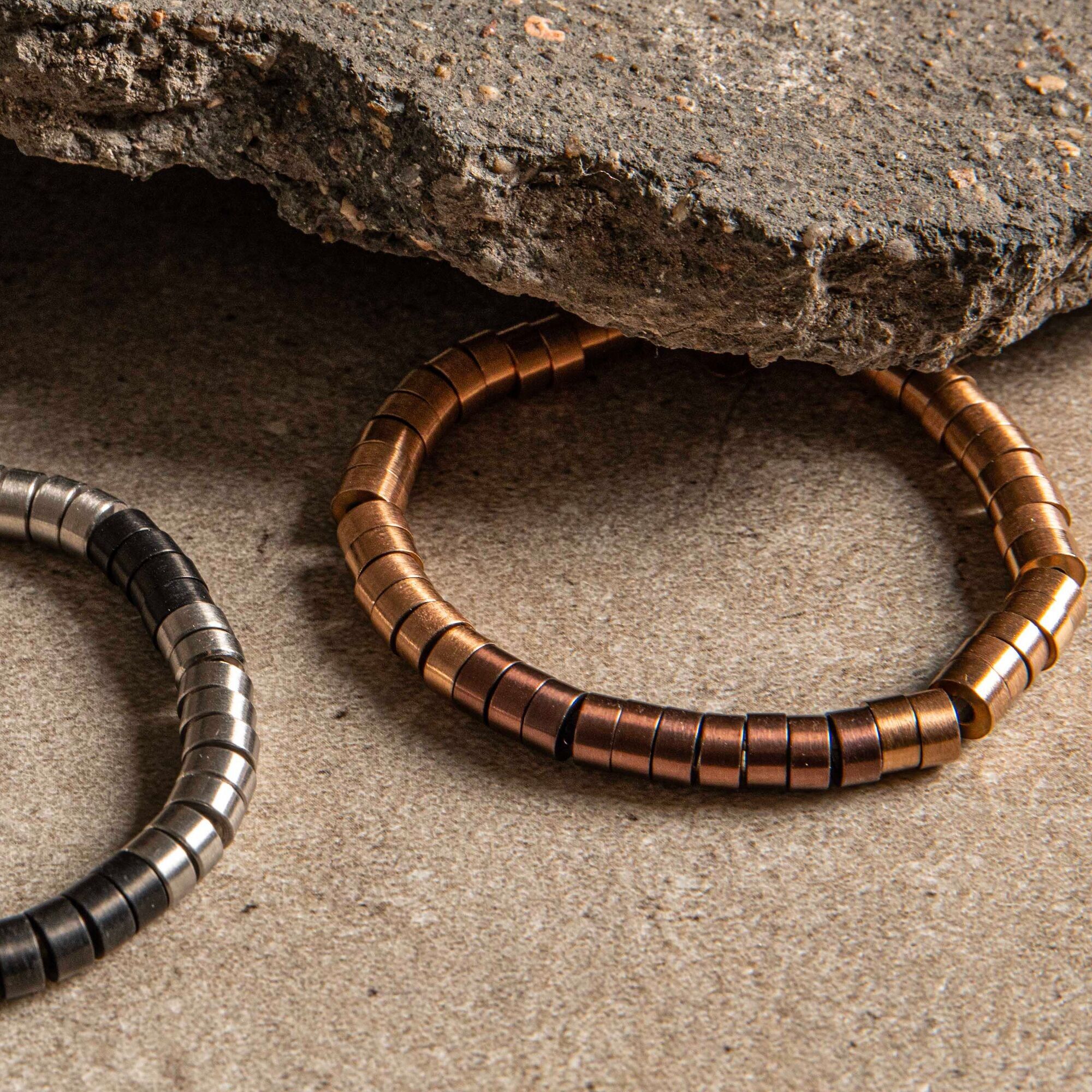 Pulsera heishi metal series acero rosa y choco mate