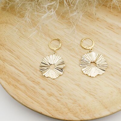 Women's striated circle sleeper earrings in gold stainless steel