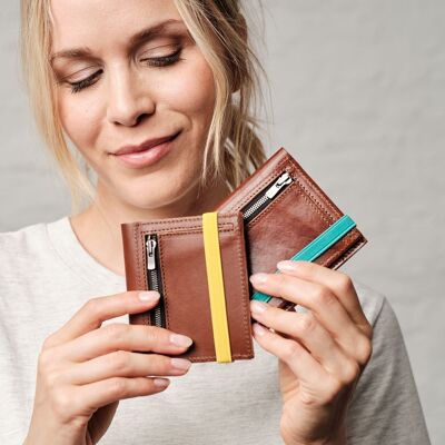 Minimalistische Portemonnaie aus braunem Leder mit Reißverschluss
