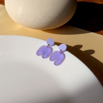 Boucles d'oreilles en arc spongieux transparent violet lilas