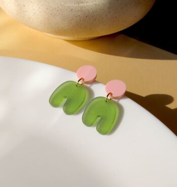 Boucles d'oreilles en forme d'arc Squishy transparentes rose olive 4