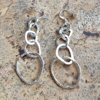 Chain earrings of 5 hammered rings