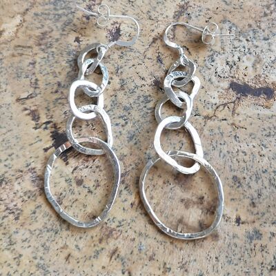Chain earrings of 5 hammered rings