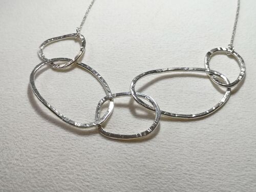 Collier 5 grands cercles martelés