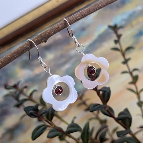 Boucles d'Oreilles ~Fleurs d'Eté~ Grenat, Nacre et Argent