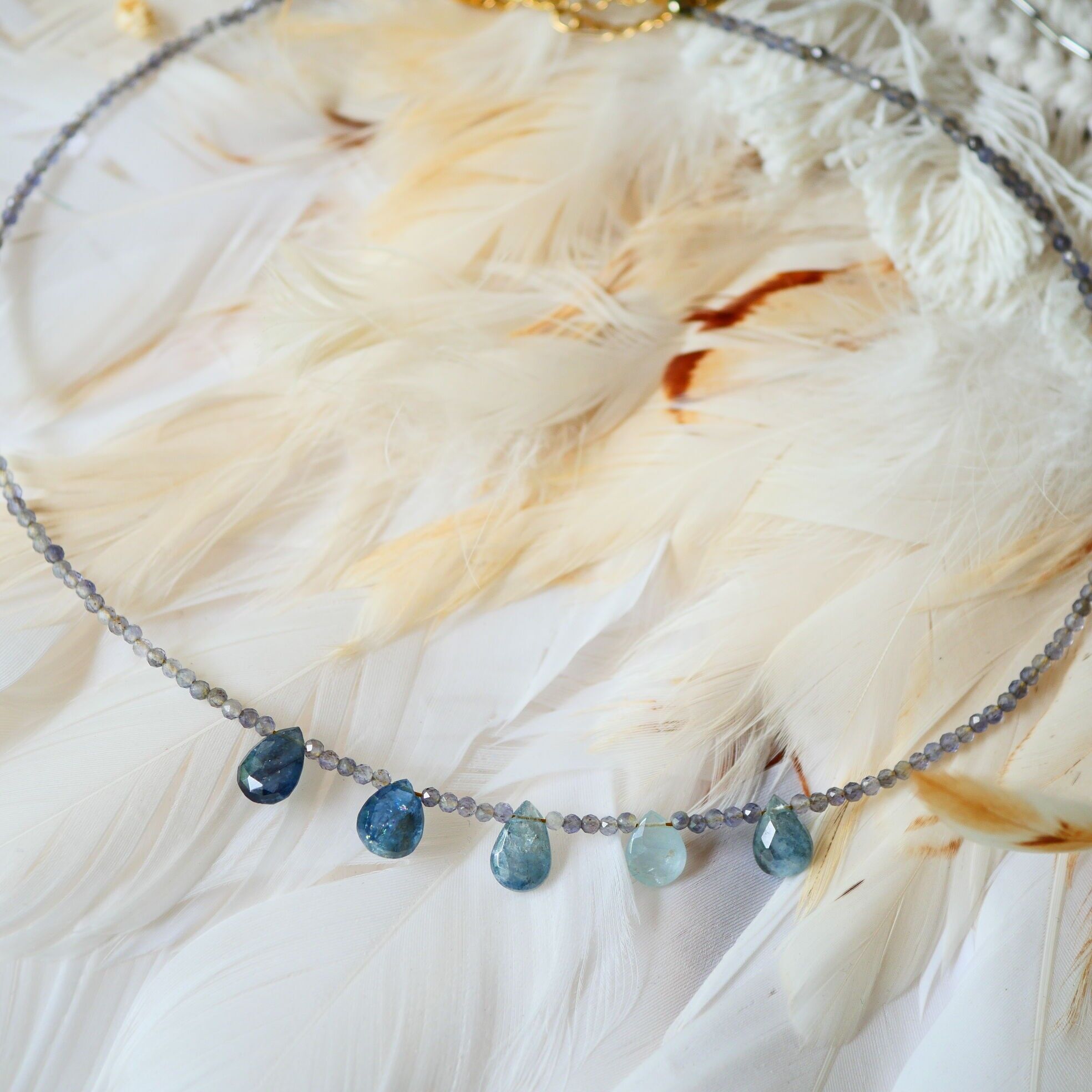 Collana Dhruvi in iolite e labradorite