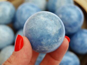 Lot de 1 kg de sphère de calcite bleue (10-11 pièces) – (25 mm – 40 mm) 1