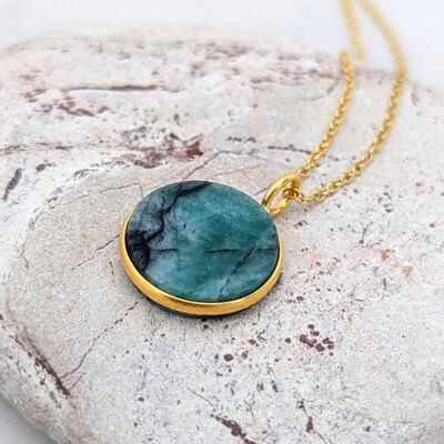 El collar circular de piedras preciosas de esmeralda