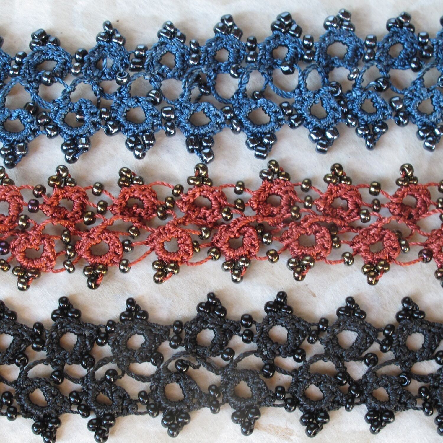 BRACCIALE IN TESSUTO “HUSNU”.