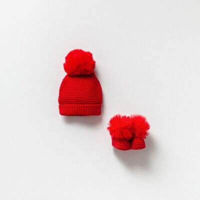 Una confezione da due eleganti berretti rossi lavorati a maglia con pompon e un elegante set di stivaletti