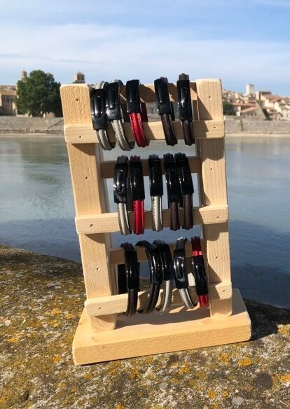 15 bracelets en cuir bombé et boucle noir + présentoir