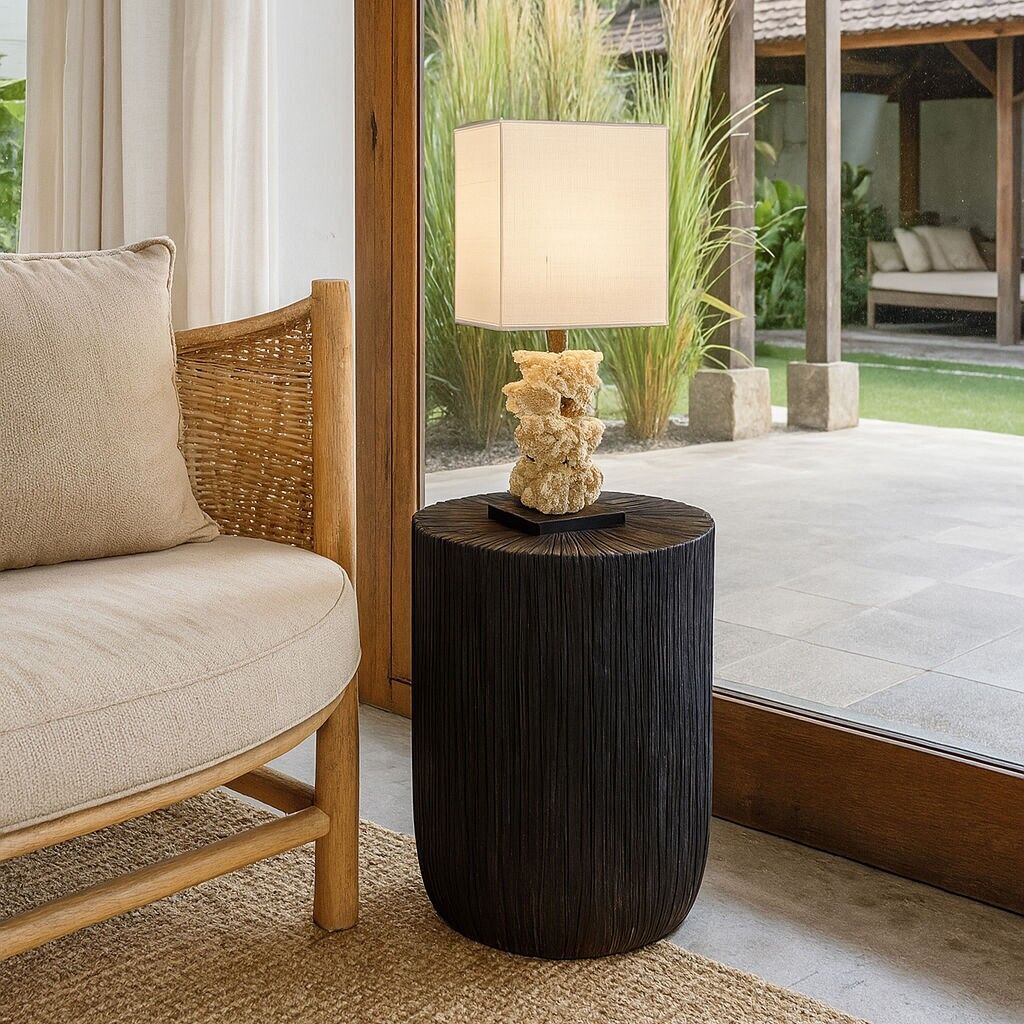 TUPAI Beistelltisch aus Holz und Kokosnussblättern, 33 cm hoch x 43 cm hoch