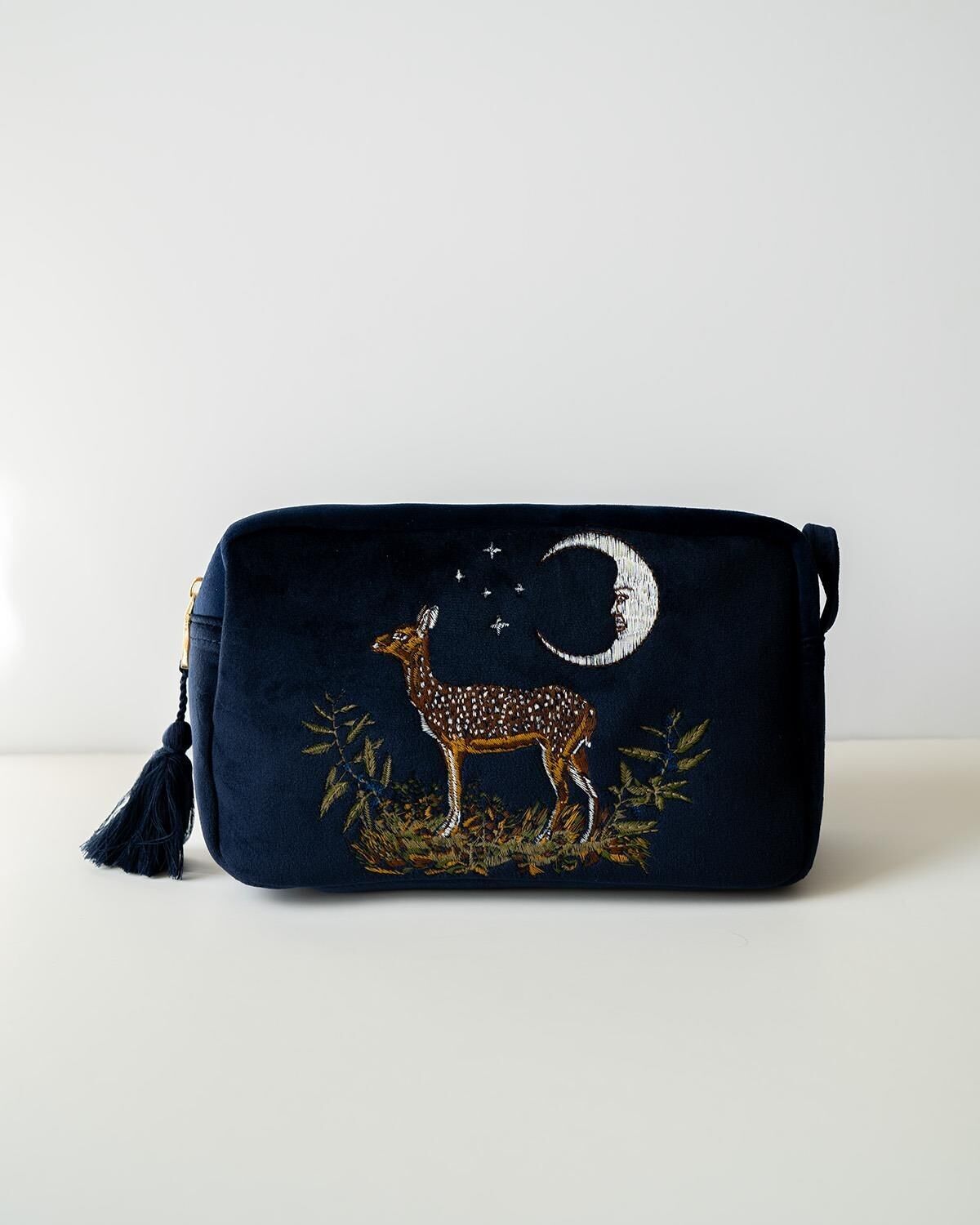 Pochette ricamata con cervo e luna in velluto di mirtilli