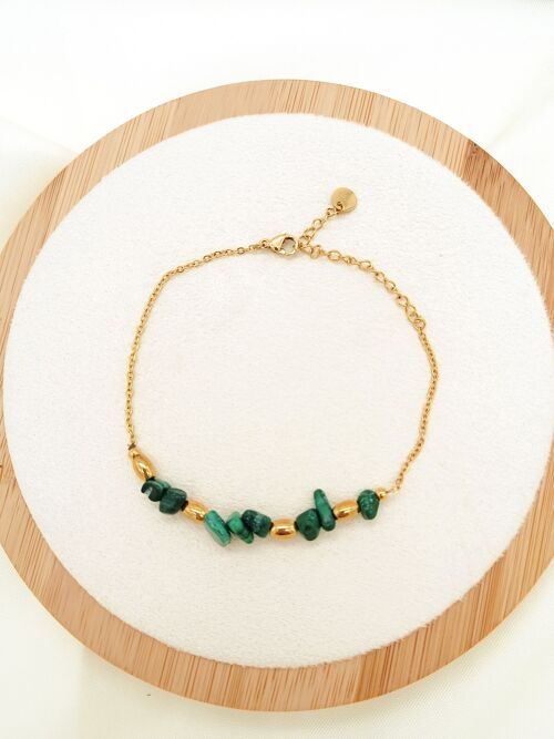Bracelet chaîne dorée avec pierres vertes