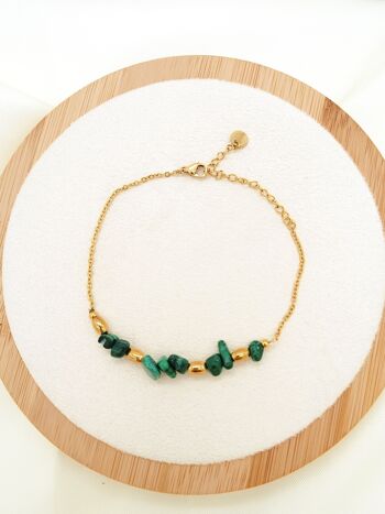 Bracelet chaîne dorée avec pierres vertes 1