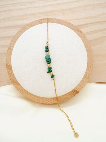 Bracelet chaîne dorée avec pierres vertes 2