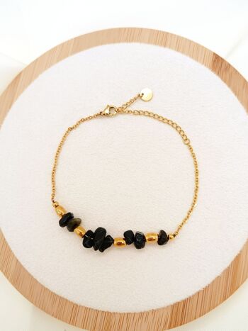 Bracelet chaîne dorée avec pierres noires 1