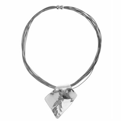 Graue mehrsträngige Kordel-Halskette mit Magnetverschluss und abgenutztem, gehämmertem Silberanhänger