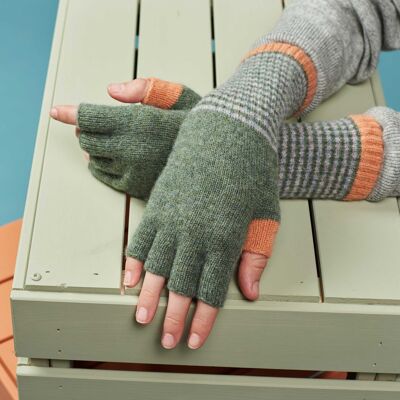 Damen-Handschuhe und Pulswärmer aus Lammwolle. FINGERLOSE HANDSCHUHE – Grün und Pfirsich