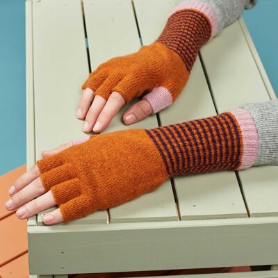 Damen-Handschuhe und Pulswärmer aus Lammwolle. FINGERLOSE HANDSCHUHE – Rost und Hellrosa