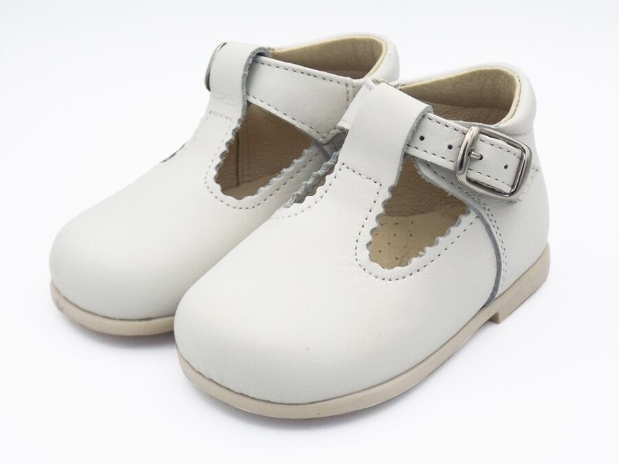 Chaussure à talon haut et barre en T