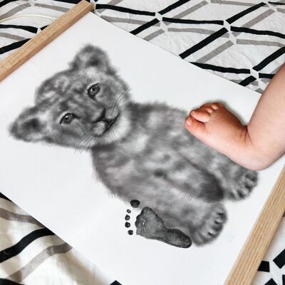 “My Little Feet” poster to personalize (Lion Cub Model)