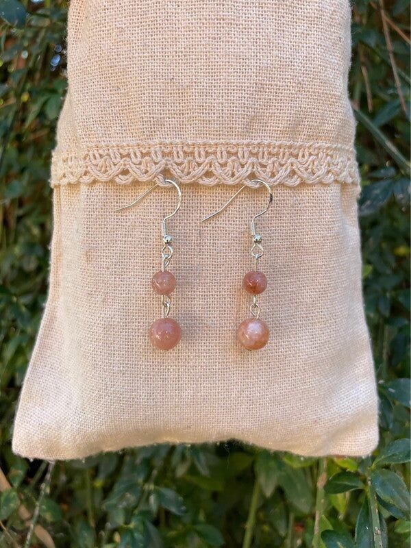 Ohrhänger mit 2 Kugeln aus natürlichem Sonnenstein, hergestellt in Frankreich